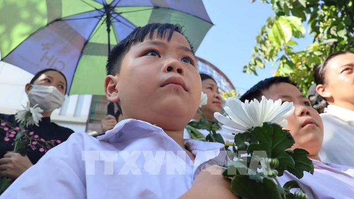 Đông đảo các tầng lớp nhân dân TP. Hồ Chí Minh đứng dọc hai bên đường tưởng nhớ, tri ân các Anh hùng liệt sĩ khi đoàn xe đưa hài cốt về an táng tại Nghĩa trang Liệt sĩ Thành phố. Ảnh: Đinh Hằng - TTXVN