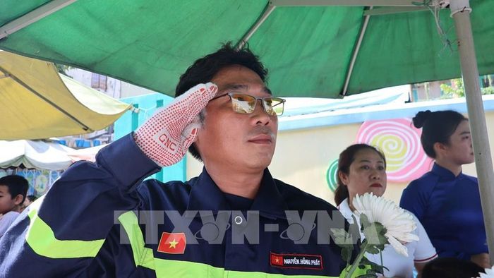 Đông đảo các tầng lớp nhân dân TP. Hồ Chí Minh đứng dọc hai bên đường tưởng nhớ, tri ân các Anh hùng liệt sĩ khi đoàn xe đưa hài cốt về an táng tại Nghĩa trang Liệt sĩ Thành phố. Ảnh: Đinh Hằng - TTXVN