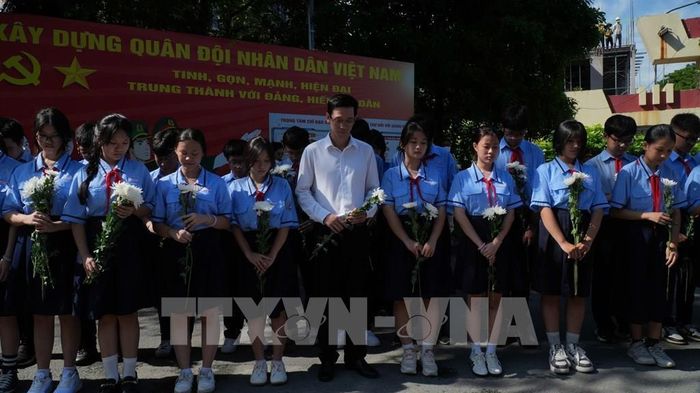 Đông đảo các tầng lớp nhân dân TP. Hồ Chí Minh đứng dọc hai bên đường tưởng nhớ, tri ân các Anh hùng liệt sĩ khi đoàn xe đưa hài cốt về an táng tại Nghĩa trang Liệt sĩ Thành phố. Ảnh: Đinh Hằng - TTXVN 