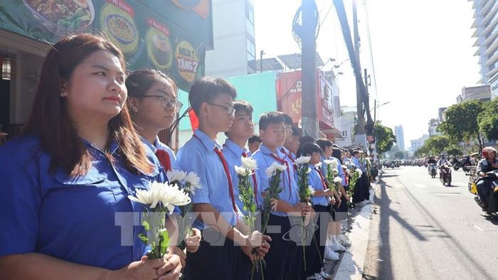 Đông đảo các tầng lớp nhân dân TP. Hồ Chí Minh đứng dọc hai bên đường tưởng nhớ, tri ân các Anh hùng liệt sĩ khi đoàn xe đưa hài cốt về an táng tại Nghĩa trang Liệt sĩ Thành phố. Ảnh: Đinh Hằng - TTXVN