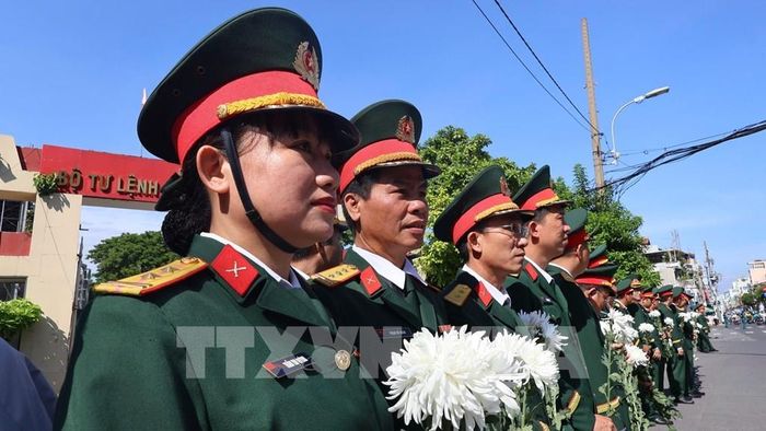 Đông đảo các tầng lớp nhân dân TP. Hồ Chí Minh đứng dọc hai bên đường tưởng nhớ, tri ân các Anh hùng liệt sĩ khi đoàn xe đưa hài cốt về an táng tại Nghĩa trang Liệt sĩ Thành phố. Ảnh: Đinh Hằng - TTXVN