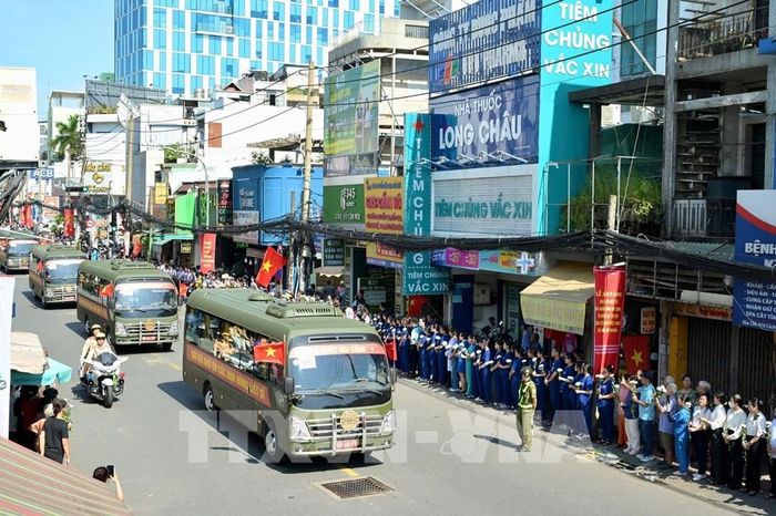 Đông đảo các tầng lớp nhân dân TP. Hồ Chí Minh đứng dọc hai bên đường tưởng nhớ, tri ân các Anh hùng liệt sĩ khi đoàn xe đưa hài cốt về an táng tại Nghĩa trang Liệt sĩ Thành phố. Ảnh: Đinh Hằng - TTXVN