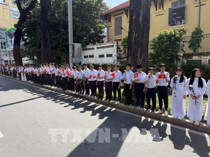 Đông đảo các tầng lớp nhân dân đứng dọc hai bên đường tiễn đưa, tưởng nhớ các Anh hùng liệt sĩ được quy tập tại Công viên Lê Thị Riêng về nơi an táng. Ảnh: Trung Tuyến - TTXVN