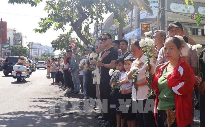 Đông đảo các tầng lớp nhân dân TP. Hồ Chí Minh đứng dọc hai bên đường tưởng nhớ, tri ân các Anh hùng liệt sĩ khi đoàn xe đưa hài cốt về an táng tại Nghĩa trang Liệt sĩ Thành phố. Ảnh: Đinh Hằng - TTXVN