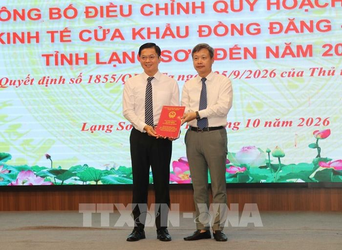Lãnh đạo tỉnh Lạng Sơn nhận Quyết định Điều chỉnh Quy hoạch chung Khu kinh tế cửa khẩu Đồng Đăng - Lạng Sơn đến năm 2045. Ảnh: Quang Duy – TTXVN