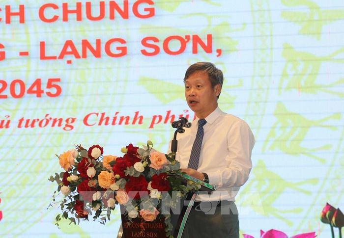 Đại diện Bộ Xây dựng công bố Quyết định Điều chỉnh Quy hoạch chung Khu kinh tế cửa khẩu Đồng Đăng - Lạng Sơn đến năm 2045. Ảnh: Quang Duy – TTXVN