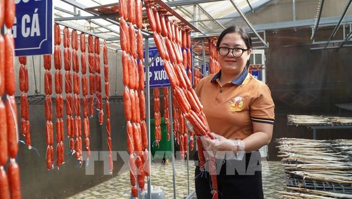 Dự án “Phát triển sản phẩm lạp xưởng cá lóc” của chị Dương Thị Hồng Chuyên (xã Tân Hộ Cơ) từng đạt giải Nhất tại Cuộc thi Khởi nghiệp và đổi mới sáng tạo tỉnh Đồng Tháp năm 2022 đã ứng dụng vào thực tiễn, thương mại hóa sản phẩm. Ảnh: Nhựt An - TTXVN