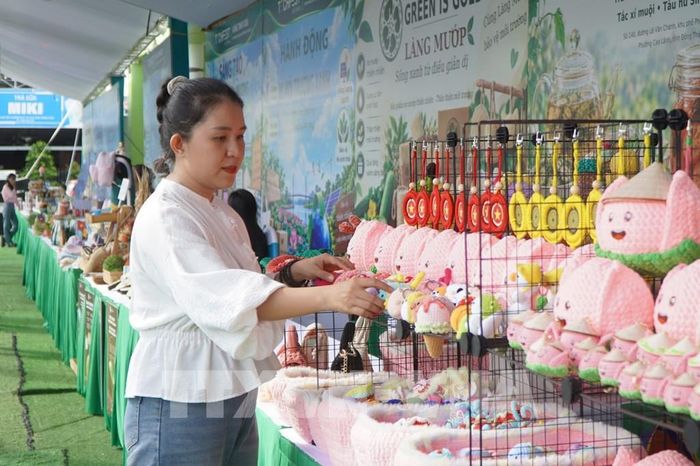 Từ ý tưởng đổi mới sáng tạo đã biến thành những sản phẩm cụ thể và thương mại hóa. Ảnh: Nhựt An - TTXVN