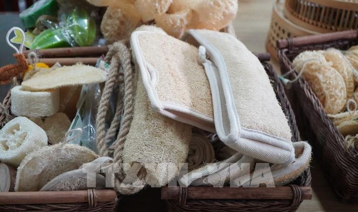 Các sản phẩm từ xơ mướp của dự án “Kết nối con người với tự nhiên” đã xuất khẩu, thu về ngoại tệ. Ảnh: Nhựt An - TTXVN