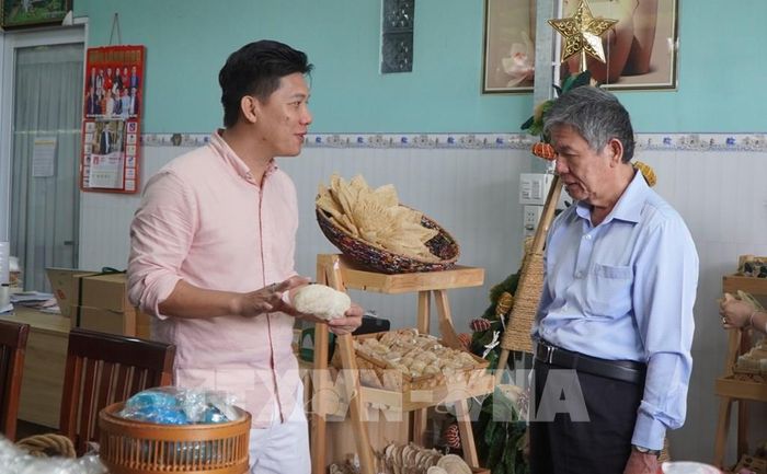 Từ Dự án “Kết nối con người với tự nhiên” của Đỗ Đăng Khoa (trái) cùng các thành viên đạt giải Nhất cuộc thi Khởi nghiệp xanh năm 2023 đã phát triển lên thành doanh nghiệp. Ảnh: Nhựt An - TTXVN