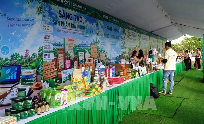 Ngành chức năng tỉnh Đồng Tháp tạo điều kiện cho các sản phẩm khởi nghiệp đổi mới sáng tạo trưng bày, giới thiệu tại các hội nghị, hội chợ… để tìm kiếm cơ hội hợp tác kinh doanh. Ảnh: Nhựt An - TTXVN