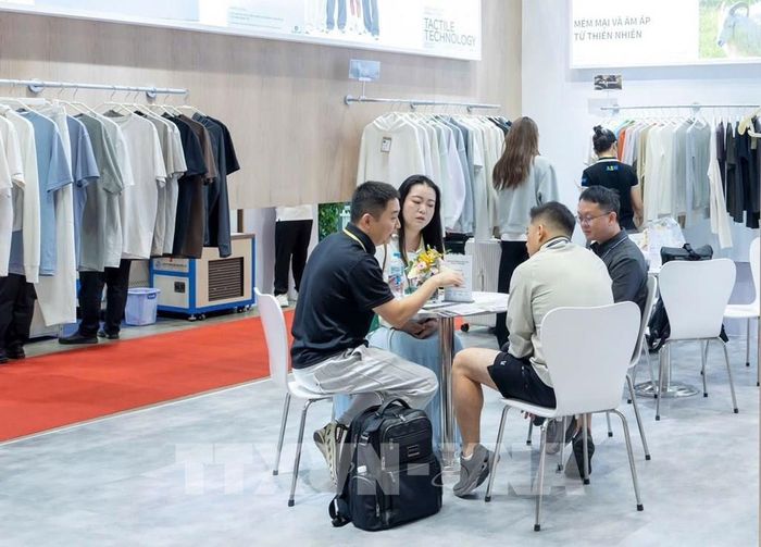 Doanh nghiệp kết nối giao thương trực tiếp tại triển lãm. Ảnh: Mỹ Phương – TTXVN