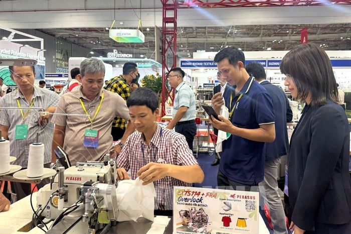 Khách tham quan trải nghiệm máy móc, thiết bị mới tại triển lãm. Ảnh: Mỹ Phương – TTXVN