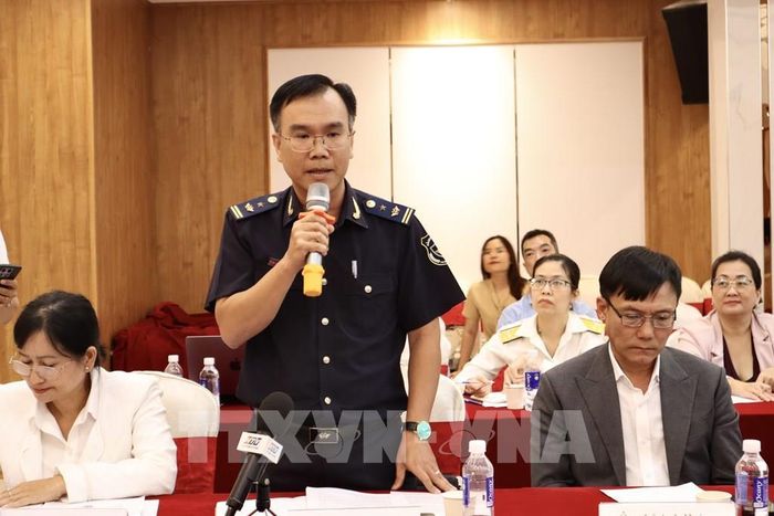 Ông Nguyễn Chí Thanh, Phó Phòng Nghiệp vụ, Chi cục Hải quan khu vực II, trao đổi với doanh nghiệp tại hội thảo. Ảnh: Xuân Anh -TTXVN