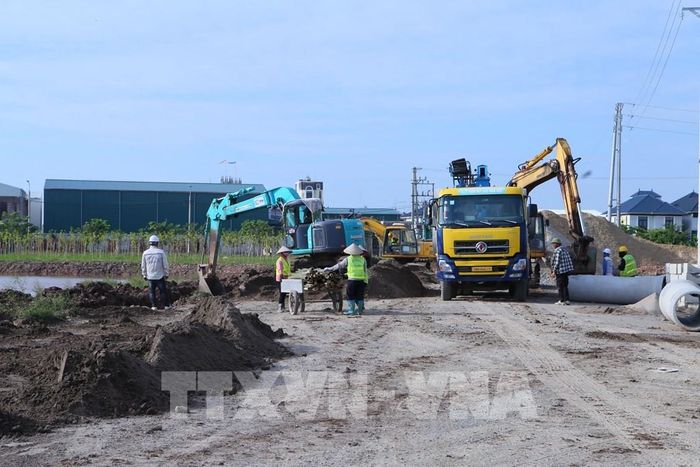 Máy móc và nhân lực được nhà thầu huy động để làm đường nội khu dự án xây dựng hạ tầng Cụm công nghiệp Xuân Tiến II, xã Xuân Trường (Ninh Bình). Ảnh: Công Luật - TTXVN