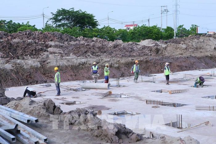 Công nhân tiến hành thi công trạm xử lý nước thải thuộc dự án Cụm công nghiệp Xuân Tiến II, xã Xuân Trường (Ninh Bình). Ảnh: Công Luật - TTXVN