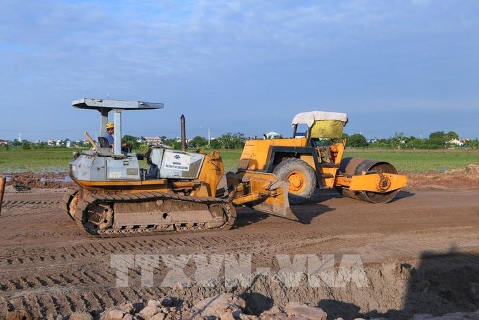 Thi công dự án xây dựng hạ tầng Cụm công nghiệp Trực Tuấn tại xã Cổ Lễ (Ninh Bình). Ảnh: Công Luật - TTXVN