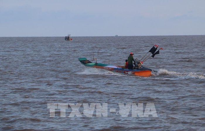 Ngư dân xã Đất Mũi đánh bắt thủy sản ven bờ. Ảnh: Tuấn Phi – TTXVN