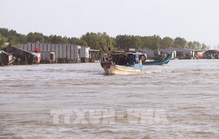Cửa biển Vàm Xoáy nơi ra vào tàu thuyền xã Đất Mũi khi khai thác thủy hải sản trên biển. Ảnh: Tuấn Phi – TTXVN