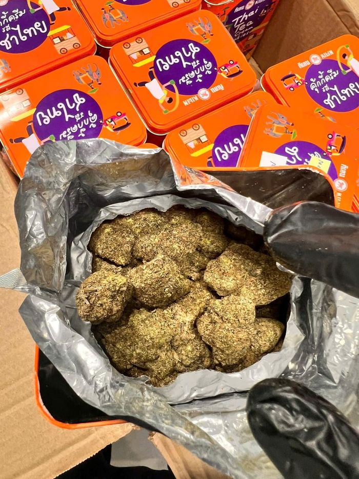 Lực lượng chức năng đã thành công ngăn chặn vụ việc phù phép 2kg cần sa thành các hộp hàng hóa để vận chuyển qua biên giới. Ảnh: Cục Hải quan