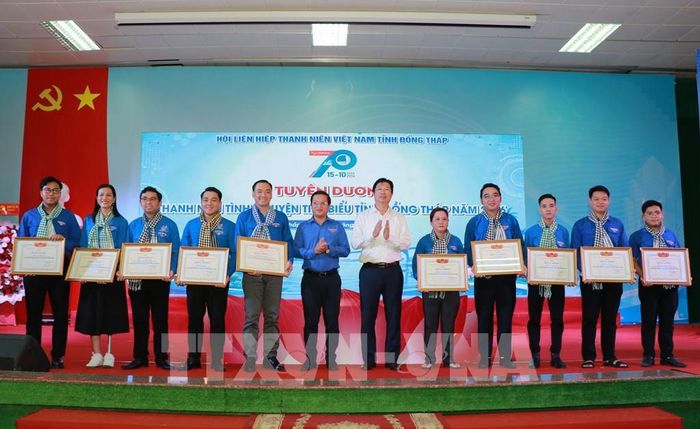 Thanh niên tình nguyện tiêu biểu được tuyên dương tại chương trình. Ảnh: Hồng Thái - TTXVN