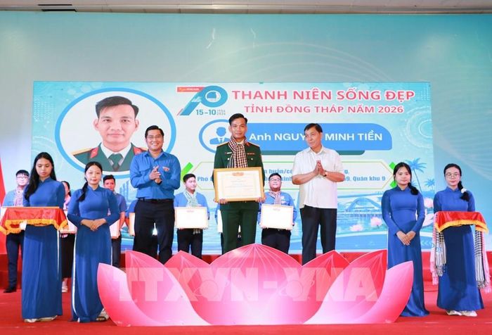 Cá nhân nhận danh hiệu "Thanh niên sống đẹp". Ảnh: Hồng Thái - TTXVN