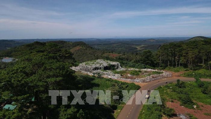 Rác thải tồn đọng tại bãi rác cũ của xã Kiến Đức. Ảnh: Hưng Thịnh – TTXVN