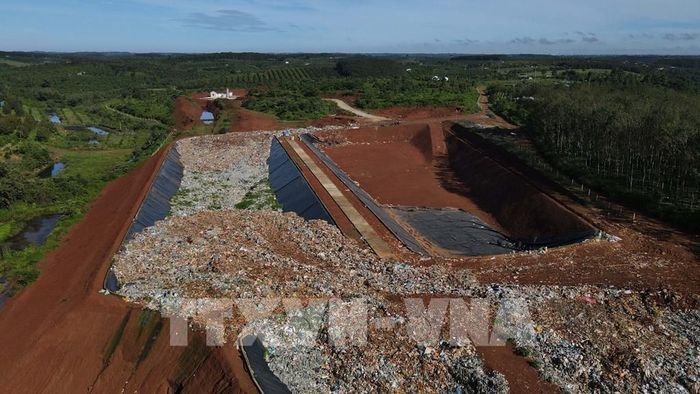 Tập kết, đổ rác tràn lan, gây ô nhiễm môi trường. Ảnh: Hưng Thịnh – TTXVN 