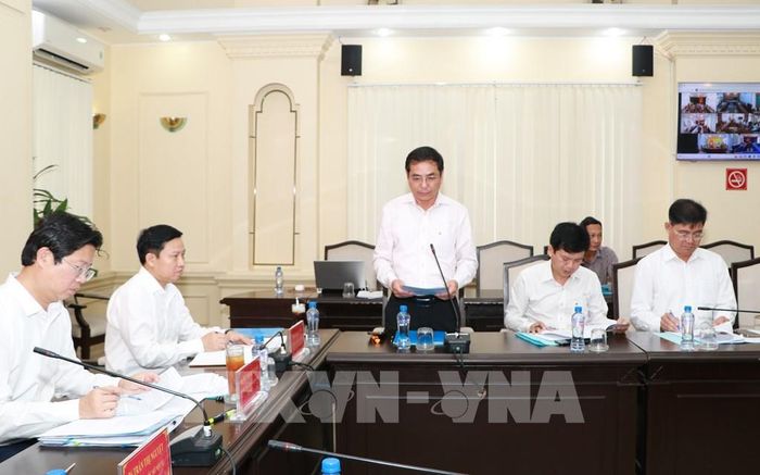 Lãnh đạo Sở Giáo dục và Đào tạo báo cáo kết quả 1 năm thực hiện Nghị quyết 71-NQ/TW. Ảnh: Hồng Thái - TTXVN
