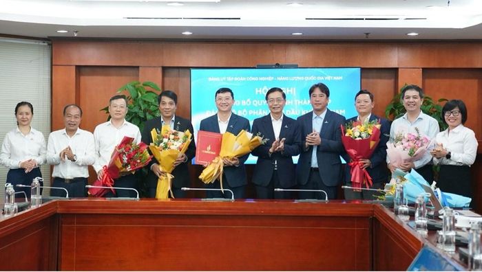 Lãnh đạo Đảng ủy Tập đoàn trao quyết định, tặng hoa chúc mừng Ban Chấp hành Đảng bộ bộ phận Viện Dầu khí Việt Nam nhiệm kỳ 2025 - 2030. Ảnh: Như Mai/Bnews/vnanet.vn