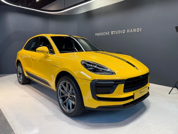 Porsche Studio Hà Nội trưng bày hai chiếc Macan sử dụng động cơ xăng, mang màu xanh Auratium Green và vàng Speed Yellow.