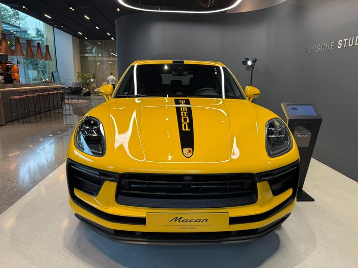 Chiếc Macan thứ hai sử dụng màu Speed Yellow, từng xuất hiện trên nhiều dòng xe thể thao Porsche. Tương tự xe xanh, chiếc Macan này có màu trắng nguyên bản trước khi được sơn lại tại Việt Nam.