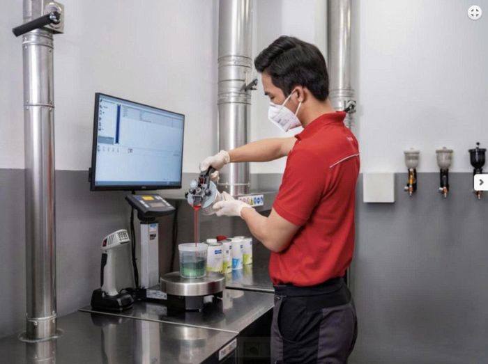 Để tái tạo các màu sơn cá nhân hóa, kỹ thuật viên sử dụng hệ thống cân điện tử kết hợp phần mềm đo lường, kiểm soát tỷ lệ pha trộn từng thành phần đến đơn vị gram.