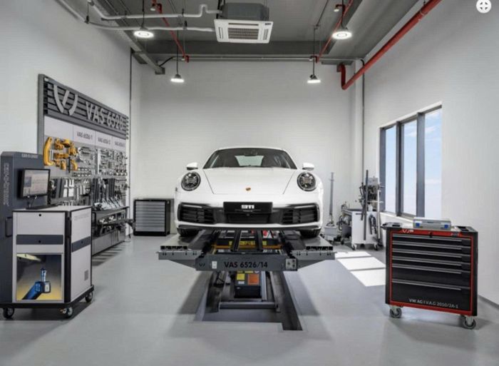 Điểm chung của hai chiếc Macan là màu sơn được hoàn thiện tại Việt Nam, thay vì đặt xe với màu sơn tương ứng từ nhà máy. Để đáp ứng việc sơn đổi màu, Porsche Việt Nam sử dụng xưởng Đồng Sơn với các thiết bị phục vụ tháo lắp, sửa chữa thân vỏ và hoàn thiện bề mặt sơn.