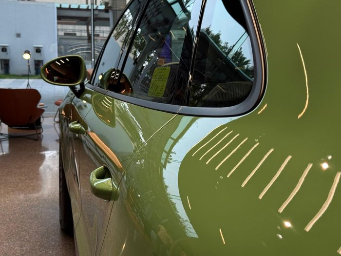 Chiếc Macan màu xanh Auratium Green sử dụng màu sơn thuộc chương trình cá nhân hóa Paint to Sample của Porsche, không nằm trong bảng màu tiêu chuẩn. Màu sắc này từng xuất hiện trên các dòng xe thể thao của hãng Đức.