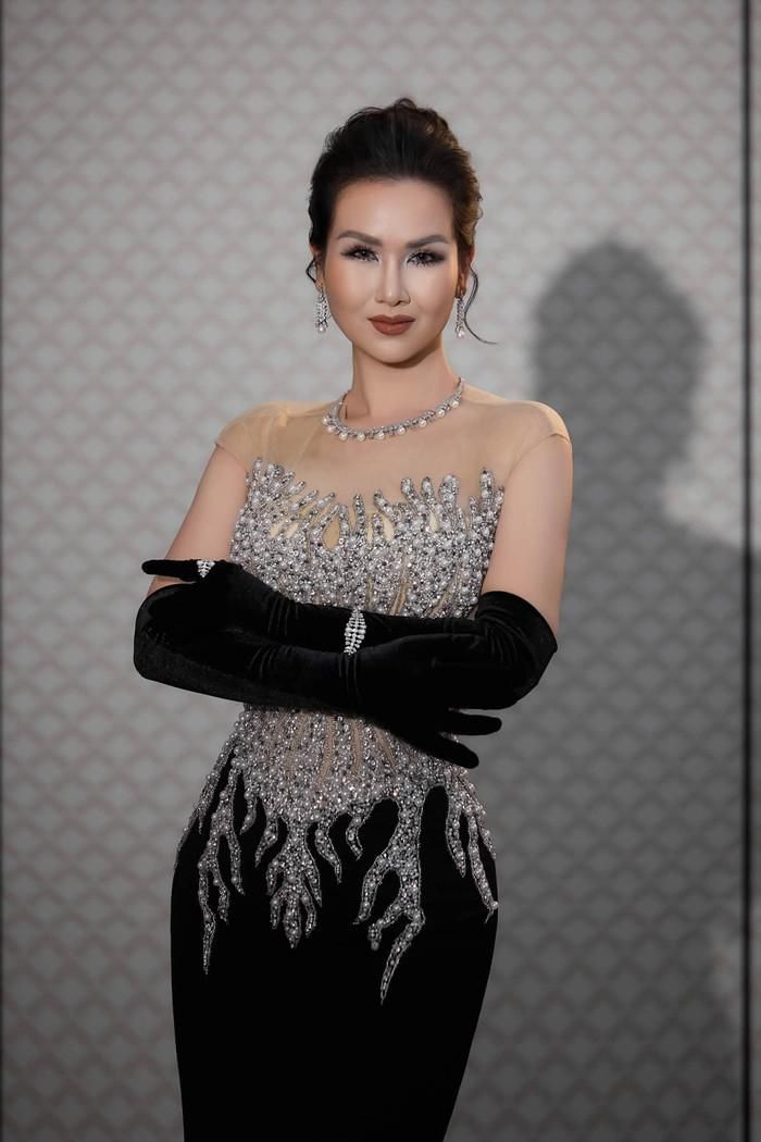Võ Hạ Trâm bị cư dân mạng "réo tên" tại một chương trình âm nhạc gần đây.