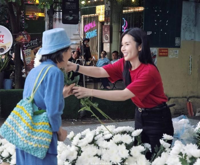 Những cành hoa cúc trắng được gửi đến người dân để đưa tiễn các anh hùng, liệt sĩ. Ảnh: Phạm Thế Hiển.