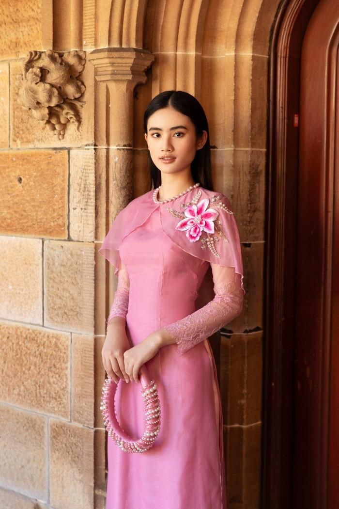 Hoa hậu Ý Nhi bày tỏ lòng biết ơn trước khoảnh khắc thiêng liêng đưa tiễn 731 hài cốt Anh hùng liệt sĩ về an táng tại Nghĩa trang Liệt sĩ.