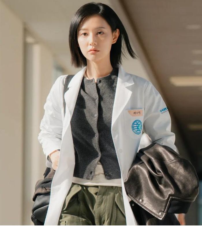 Kim Ji Won trong phim Doctor X: Mafia in White.