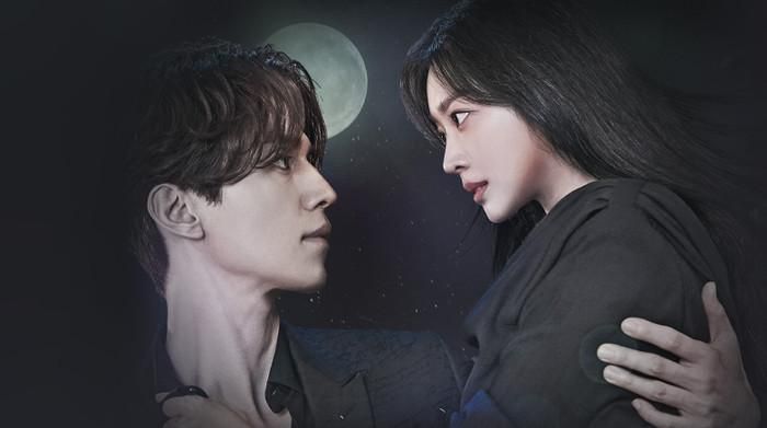 Trong Bạn Trai Tôi Là Hồ Ly, Yi Yeon (Lee Dong Wook) là hồ ly chín đuôi đã sống hàng thế kỷ và hiện hòa nhập vào thế giới loài người. Cuộc sống của anh trở nên phức tạp khi gặp Ji Ah (Jo Bo Ah), một nhà sản xuất chương trình truyền hình nghi ngờ anh có liên quan đến biến cố bí ẩn xảy ra trong thời thơ ấu của cô. Yi Yeon cố gắng che giấu thân phận, đặc biệt khi nhận ra Ji Ah có mối liên hệ với Ah Eum, người anh yêu từ nhiều thế kỷ trước nhưng đã qua đời. Bên cạnh đó, sự xuất hiện của Yi Rang (Kim Bum), người em cùng cha khác mẹ của Yi Yeon và cũng là một nhân vật siêu nhiên, làm gia tăng những mâu thuẫn trong câu chuyện. Tác phẩm kết hợp truyền thuyết dân gian Hàn Quốc với bối cảnh hiện đại, đồng thời đan xen tình cảm lãng mạn và những tình tiết huyền bí. Quá khứ kéo dài hàng thế kỷ của Yi Yeon tạo nên lớp bí ẩn cho mối quan hệ giữa các nhân vật, trong khi những xung đột gia đình và tình yêu khiến câu chuyện không chỉ dừng lại ở yếu tố kỳ ảo.