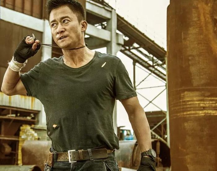 Ngô Kinh là ngôi sao võ thuật nổi bật của điện ảnh Trung Quốc hiện đại, được đông đảo khán giả biết đến qua loạt phim Chiến Lang. Sinh năm 1974, anh bắt đầu học võ từ nhỏ tại Bắc Kinh và từng tham gia đội tuyển võ thuật chuyên nghiệp. Trong quá trình tập luyện, nam diễn viên từng gặp chấn thương nghiêm trọng, khiến con đường theo đuổi võ thuật bị gián đoạn. Sau khi hồi phục, anh tiếp tục rèn luyện và chuyển hướng sang điện ảnh. Không chỉ đóng vai hành động, Ngô Kinh còn tham gia sản xuất và đạo diễn phim. Việc góp mặt trong bảng xếp hạng cho thấy anh được chú ý không chỉ bởi thành công phòng vé mà còn nhờ nền tảng võ học từ trước khi bước vào màn ảnh.
