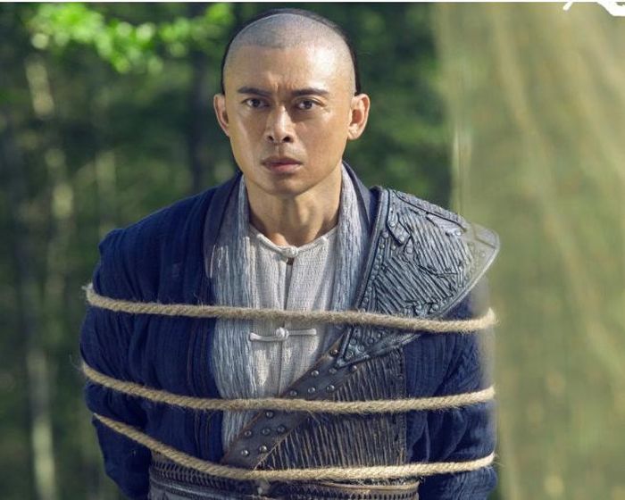 Phàn Thiếu Hoàng được khán giả biết đến qua nhiều bộ phim võ thuật và hành động, trong đó có loạt phim Diệp Vấn, Thiên Long Bát Bộ phiên bản 1997 và Long Môn Phi Giáp. Theo thông tin được Dân Việt đăng tải, nam diễn viên bắt đầu tiếp xúc với võ thuật từ khi còn nhỏ và được gia đình đưa vào môi trường đào tạo võ thuật Thiếu Lâm. Nền tảng này góp phần giúp anh xây dựng phong cách hành động mạnh mẽ trên màn ảnh. Dù không có độ phủ sóng quốc tế như Thành Long hay Lý Liên Kiệt, Phàn Thiếu Hoàng vẫn được nhắc đến trong danh sách nhờ kỹ năng võ thuật và những vai diễn hành động đáng chú ý.