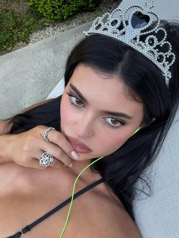 Khác với nhiều lần xuất hiện trên tạp chí trước đây, Kylie Jenner không thực hiện cuộc phỏng vấn riêng trong số báo lần này. 
