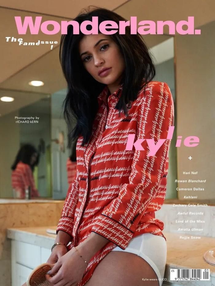 Không dừng lại ở hình ảnh trang bìa, Kylie Jenner còn xuất hiện trong nhiều tạo hình khác nhau dưới ống kính của nhiếp ảnh gia Drew Vickers.
