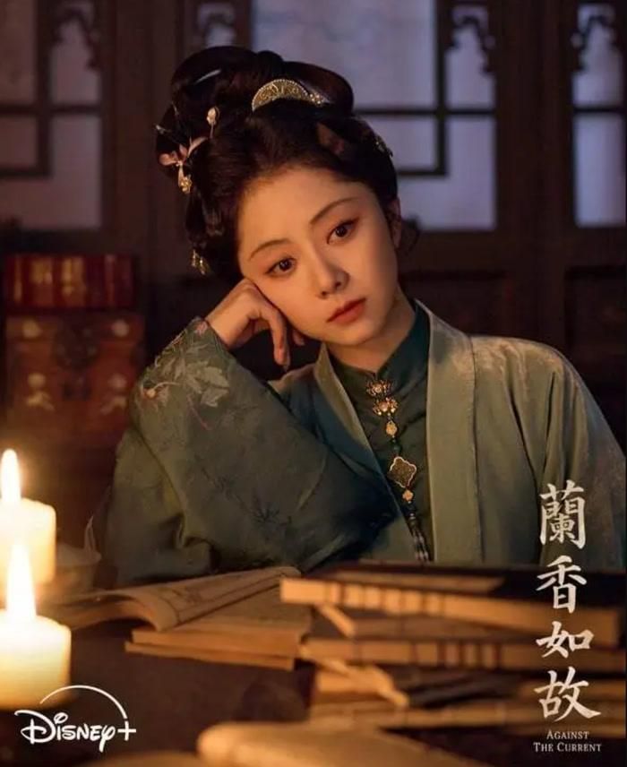 Đàm Tùng Vận được xem là một trong những nữ diễn viên có thiện cảm với khán giả đại chúng nhờ vẻ ngoài trẻ trung, gần gũi và lối diễn xuất tự nhiên. Gương mặt tròn cùng nét biểu cảm linh hoạt giúp cô dễ tạo cảm giác thân thuộc, trong khi khả năng kết hợp ăn ý với bạn diễn cũng là lợi thế đáng chú ý.