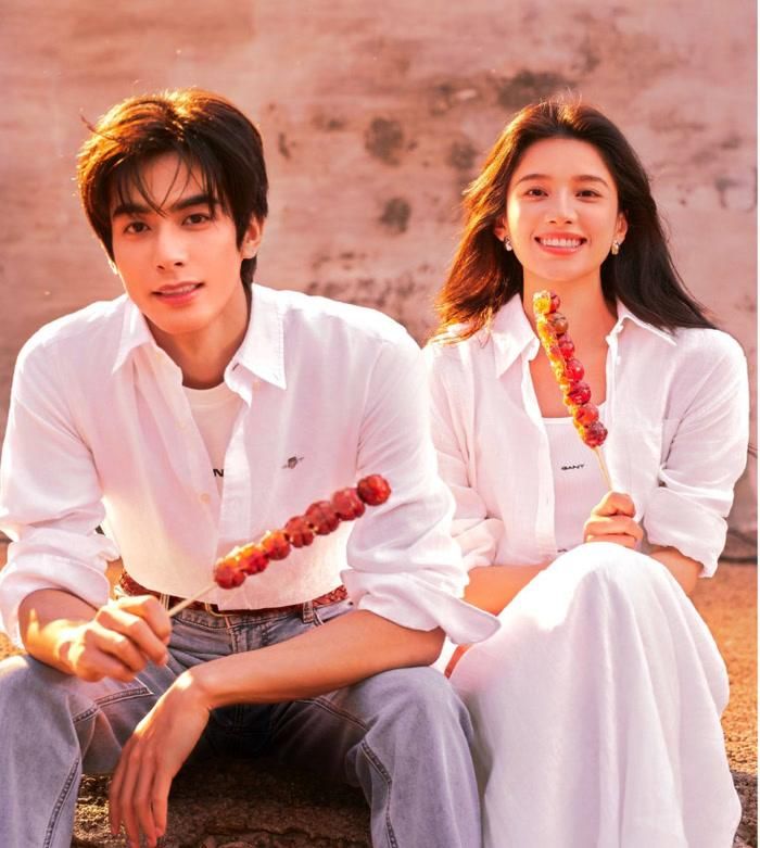 Tống Uy Long và Trương Tịnh Nghi đóng chính trong bộ phim tình cảm đô thị lấy bối cảnh thập niên 1990. Trần Dị và Miêu Tĩnh trở thành anh em trên danh nghĩa sau khi cha mẹ tái hôn. Cùng mang những tổn thương từ gia đình, họ dần nương tựa vào nhau và nảy sinh tình cảm. Tuy nhiên, một biến cố khiến cả hai xa cách. Nhiều năm sau, cuộc tái ngộ đưa họ trở lại với những cảm xúc chưa từng giải quyết, đồng thời kéo theo bí mật liên quan đến quá khứ. Phim kết hợp chuyện tình trưởng thành với yếu tố điều tra, tạo thêm kịch tính cho mối quan hệ của cặp đôi.