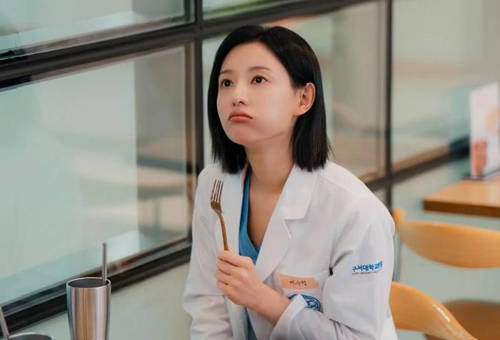 Doctor X do Kim Ji Won đóng chính, đạt rating 14,9% sau hai tập phát sóng đầu tiên theo số liệu được cung cấp. Thuộc thể loại y khoa, chính kịch, bộ phim khai thác những xung đột trong môi trường bệnh viện, nơi trách nhiệm cứu người có thể va chạm với các quy tắc tổ chức và lợi ích quyền lực. Nhân vật trung tâm là một nữ bác sĩ phẫu thuật tài năng, có cá tính khác biệt và luôn ưu tiên tính mạng bệnh nhân. Lựa chọn ấy khiến cô đối mặt với những giới hạn của hệ thống y tế, đồng thời bị cuốn vào các mâu thuẫn vượt khỏi phạm vi chuyên môn. Sức hút của câu chuyện nằm ở cuộc đấu tranh giữa y đức và những lợi ích đứng sau hoạt động y tế. Thành tích rating ban đầu giúp Doctor X trở thành một trong những tác phẩm đáng chú ý của truyền hình Hàn Quốc năm nay.