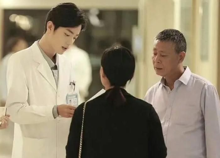 : Tiêu Chiến hóa thân thành bác sĩ trở về quê nhà trong Tiểu Thành Lương Phương.