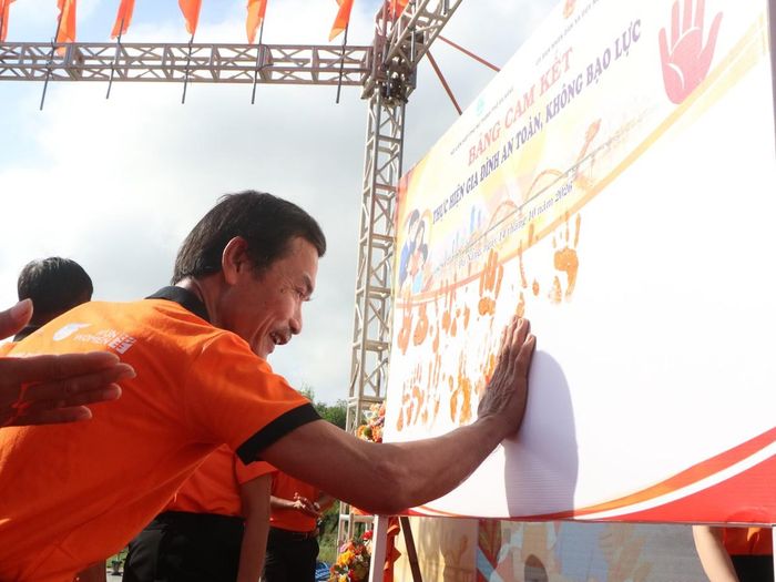 Đại diện 11 hộ gia đình (22 cặp vợ chồng) thực hiện ký cam kết phòng ngừa, ứng phó bạo lực với phụ nữ và trẻ em