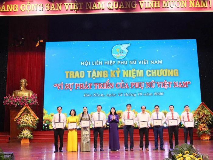 Phó Chủ tịch Thường trực Hội LHPN Việt Nam Trần Lan Phương (thứ 5 từ trái qua), trao tặng Kỷ niệm chương "Vì sự phát triển của phụ nữ Việt Nam" cho các cá nhân
